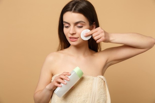 Pembersih berbasis minyak dapat mengangkat seluruh kotoran dan sisa-sisa makeup