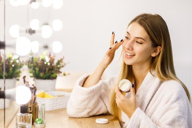 Sunscreen dapat membantu menghalangi sinar UV berbahaya mencapai kulit wajah dan mengurangi resiko kanker kulit