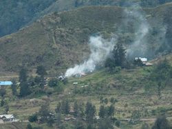 Gegara Kesal TNI Perbaiki Saluran Air, KST Bakar Rumah Adat Warga di Papua