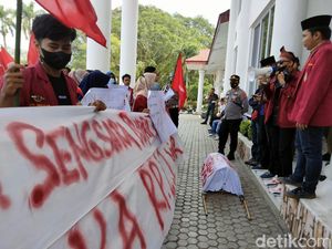 Protes Wacana Renovasi Rumdin Bupati, Mahasiswa Asahan Bawa Keranda Mayat