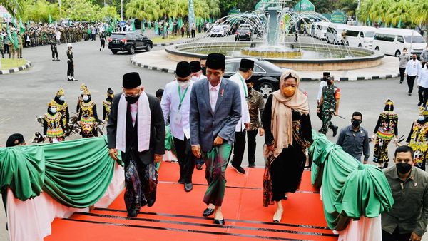 Momen Jokowi Sarungan Hadiri Pengukuhan PBNU