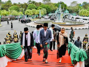 Momen Jokowi Sarungan Hadiri Pengukuhan PBNU