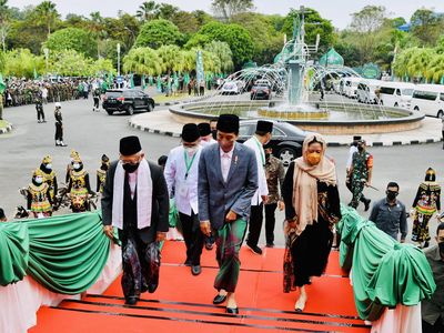 Momen Jokowi Sarungan Hadiri Pengukuhan PBNU