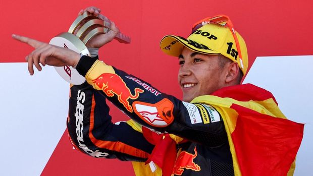 MOTO-PRIX-ESP-MOTO2-PODIUM Winner Kalex Red Bull KTM Ajo Spanish rider Raul Fernandez celebrates on the podium after winning the Moto2 race of the Valencia Grand Prix at the Ricardo Tormo racetrack in Cheste, on November 14, 2021. (Photo by JOSE JORDAN / AFP)