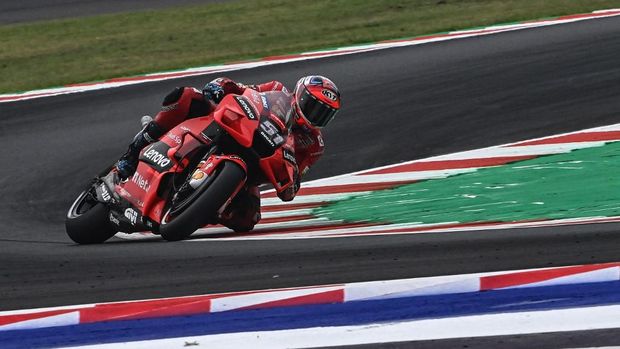 Ducati Italian rider Michele Pirro rides his motorbike on October 23, 2021 during qualifiers 1 on the eve of the Emilia-Romagna MotoGP Grand Prix at the Misano World Circuit Marco-Simoncelli in Misano Adriatico, Italy. (Photo by ANDREAS SOLARO / AFP)