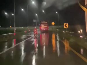 Viral Pengendara Motor Masuk Tol Madiun