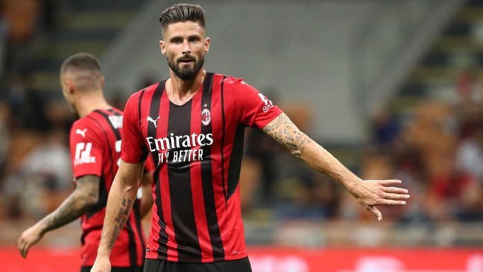 MILAN, ITALY - AUGUST 29: Olivier Giroud of AC Milan gestures during the Serie A match between AC Milan and Cagliari Calcio at Stadio Giuseppe Meazza on August 29, 2021 in Milan, . (Photo by Marco Luzzani/Getty Images)