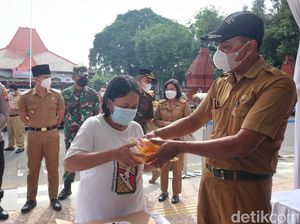 Warga Trenggalek  Antusias Operasi Minyak Goreng Rp 13.500