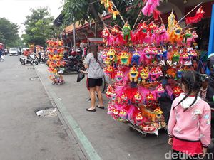 Pedagang Mainan-Baju Khas Imlek Pasar Gede Kembali Menggeliat