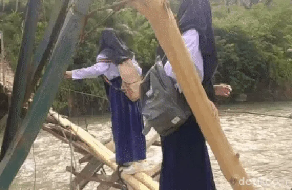 Pelajar Cianjur-Garut Bertaruh Nyawa Lewati Jembatan Rusak