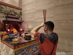 Haru Warga Bisa Kembali Rayakan Imlek di Vihara di Tengah Pandemi