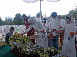 Prosesi Pemakaman Ayah Mertua Arzeti Bilbina di TMP Kalibata
