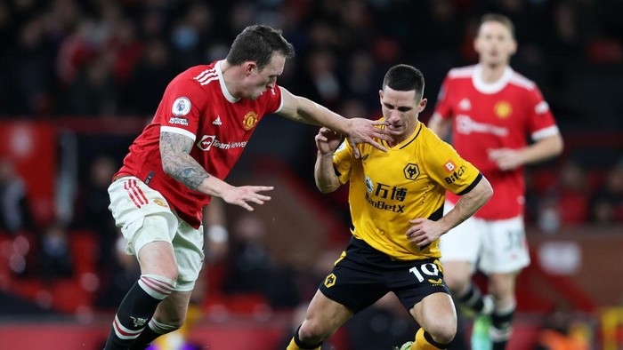 MANCHESTER, ENGLAND - JANUARY 03:  Daniel Podence of Wolverhampton Wanderers is challenged by Phil Jones of Manchester United during the Premier League match between Manchester United and Wolverhampton Wanderers at Old Trafford on January 03, 2022 in Manchester, England. (Photo by Clive Brunskill/Getty Images)