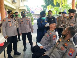 Polisi Banyuwangi Dites Swab Deteksi Dini Omicron