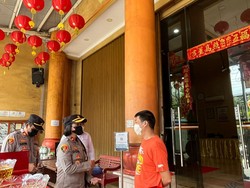 Jelang Imlek, Polisi Cek Penerapan Prokes di Vihara Tanjung Duren Jakbar