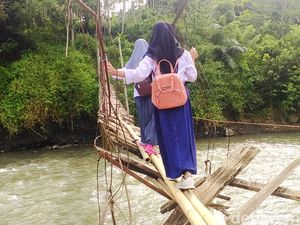 Pelajar Cianjur-Garut Bertaruh Nyawa Demi Pendidikan