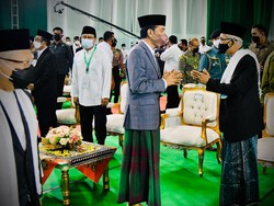 Jokowi Cerita Bingung Pilih Pakaian ke Pengukuhan Pengurus PBNU Gus Yahya