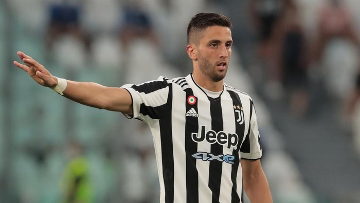 TURIN, ITALY - AUGUST 14: Rodrigo Bentancur of Juventus gestures during the pre-season friendly match between Juventus and Atalanta BC at Allianz Stadium on August 14, 2021 in Turin, Italy. (Photo by Emilio Andreoli/Getty Images)