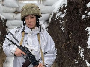 Dibayangi Ancaman Serbuan Rusia, Tentara Wanita Ukraina Siap Tempur