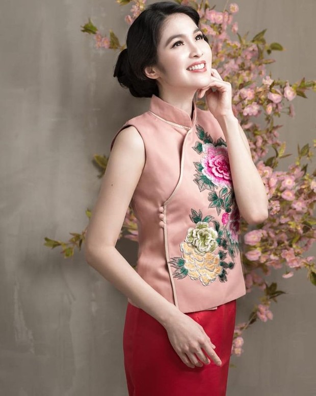Sandra Dewi terlihat memakai busana Cheongsam model two piece Sandra Dewi