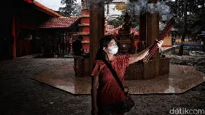 Sembahyang Jelang Imlek di Kelenteng Tertua Jakarta
