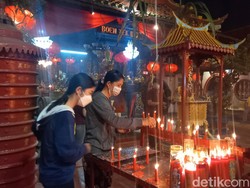 Sembahyang Malam Imlek di Kelenteng Boen Tek Bio Berlangsung Khidmat