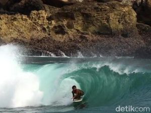Pantai Watukarang Pacitan Punya Spot Selancar Terbaik di Dunia Pantai Watukarang Pacitan Punya Spot Selancar Terbaik di Dunia