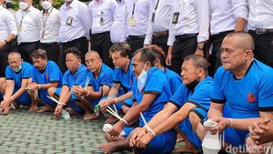 Tampang Lesu Ketum GMBI Cs Saat Berbaju Tahanan