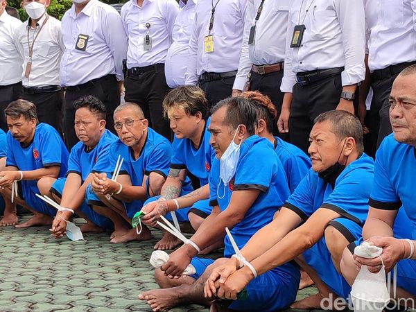 Tampang Lesu Ketum GMBI Cs Saat Berbaju Tahanan