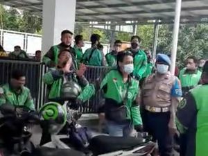 Umpatan Konsumen Bikin Massa Ojol Geruduk Balai Desa di Gunungjati