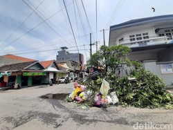 Banyak Tumpukan Sampah Hasil Kerja Bakti di Tepi Jalan Surabaya