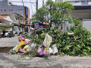 Pemkot Surabaya Terus Berupaya Angkut Sampah Hasil Kerja Bakti yang Menumpuk