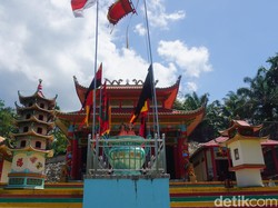 Ada Vihara di Atas Batu, Bisa Sembuhkan Anak Kecil Sakit-Rewel
