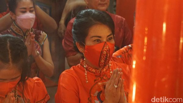 Potret Khusyuknya Wali Kota Singkawang Sembahyang Imlek