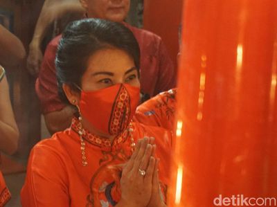 Potret Khusyuknya Wali Kota Singkawang Sembahyang Imlek