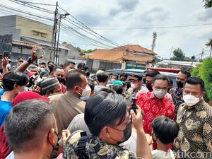 Kunjungi Vihara Bio Hok Tek Tjeng di Jaksel, Anies Jadi Rebutan Selfie Warga