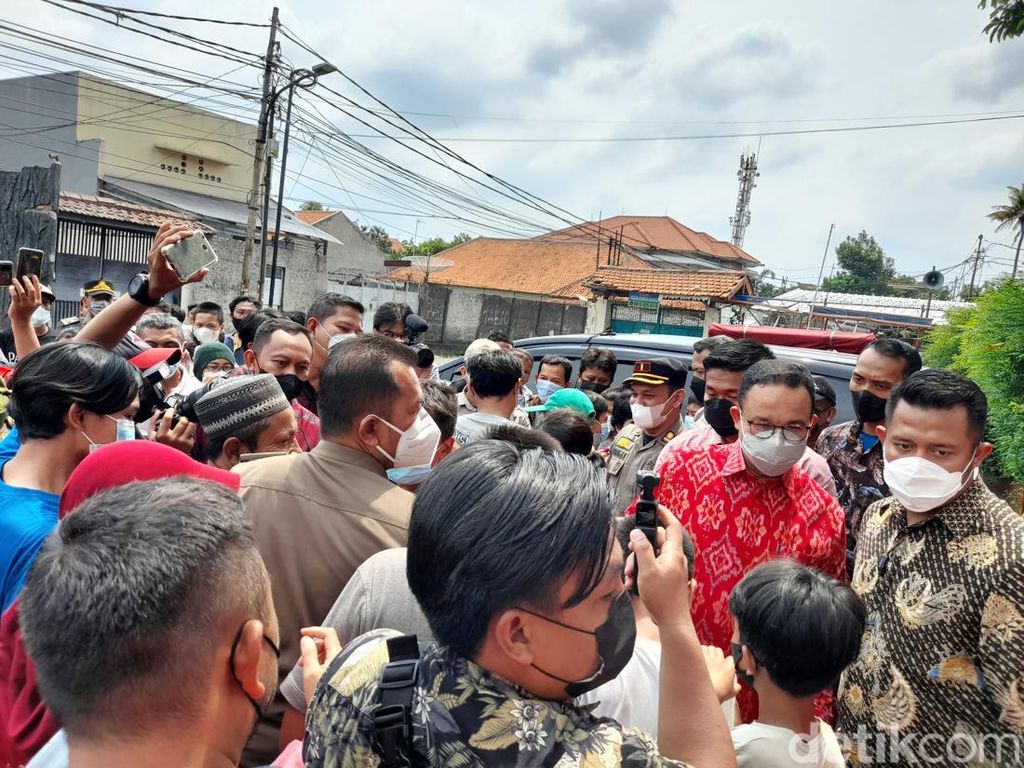 Kunjungi Vihara Bio Hok Tek Tjeng di Jaksel, Anies Jadi Rebutan Selfie Warga Kunjungi Vihara Bio Hok Tek Tjeng di Jaksel, Anies Jadi Rebutan Selfie Warga