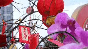 Jadi Buruan Objek Foto, Ornamen Imlek di Bundaran HI Cantik Banget!