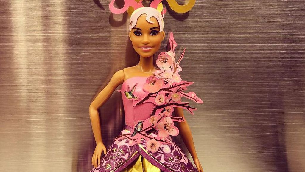 Kreatif! Dari Amplop Ang Pao Dibikin Kostum Boneka Barbie