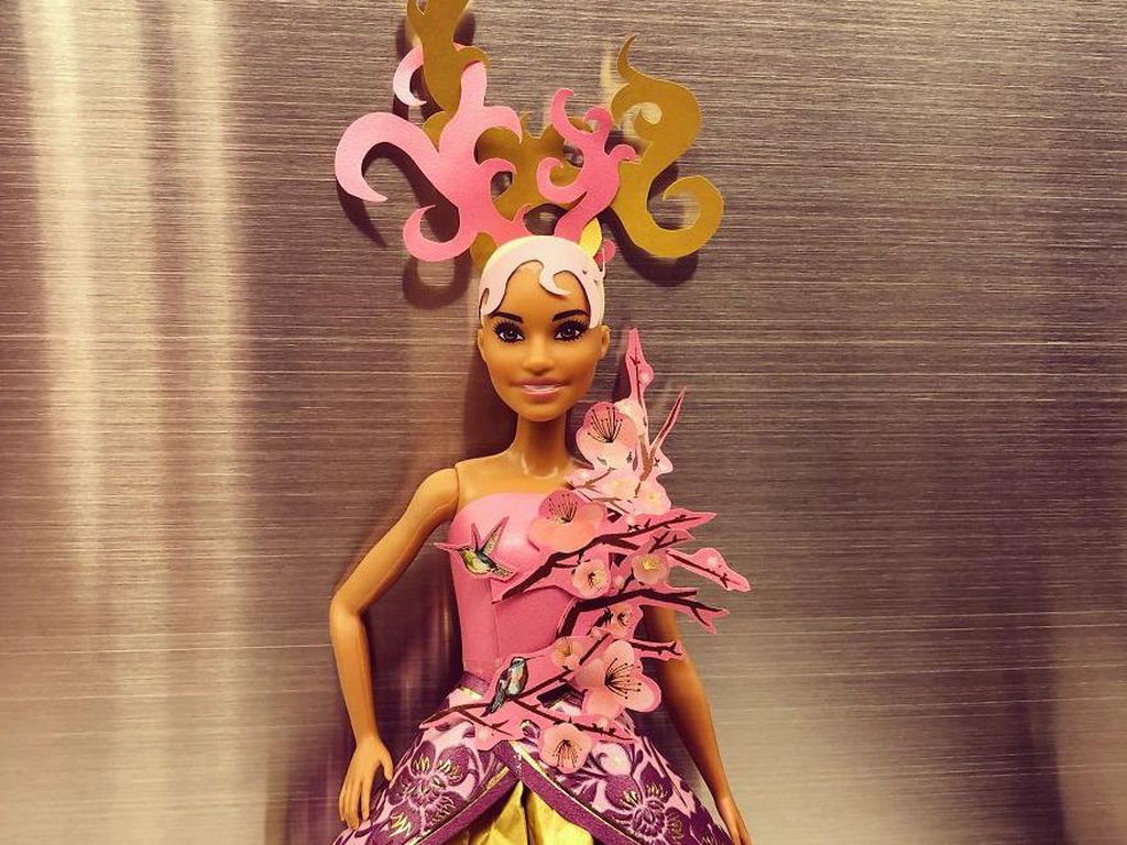 Kreatif! Dari Amplop Ang Pao Dibikin Kostum Boneka Barbie