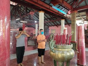 Jemaat Vihara Gayatri Jalani Ibadah Imlek dengan Prokes Ketat Jemaat Vihara Gayatri Jalani Ibadah Imlek dengan Prokes Ketat