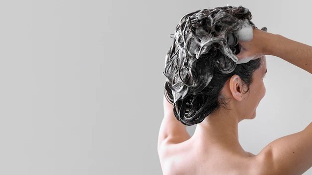 Ilustrasi mandi dengan sampo/ Foto: Freepik.com