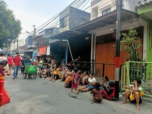 Imlek, Warga Duduk Berjejer Minta Angpao di Vihara Dharma Bhakti Jakbar