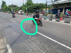 Warga Keluhkan Jalan Berlubang di Exit Tol Gunungsari