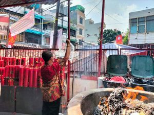 Rayakan Imlek, Jemaat Vihara Dharma Bakti Lakukan Tradisi Lepas Burung Pipit