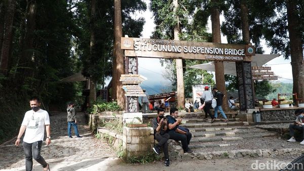 Suasana Jembatan Gantung Situgunung di Saat Imlek