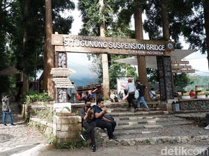 Suasana Jembatan Gantung Situgunung di Saat Imlek Suasana Jembatan Gantung Situgunung di Saat Imlek