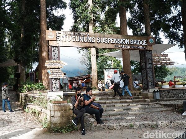 Suasana Jembatan Gantung Situgunung di Saat Imlek