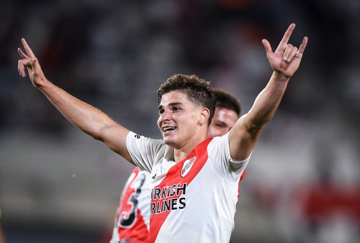 BUENOS AIRES, ARGENTINA - NOVEMBER 07:  Julian Alvarez of River Plate celebrates after scoring the fourth goal of his team during a match between River Plate and Patronato as part of Torneo Liga Profesional 2021 at Estadio Monumental Antonio Vespucio Liberti on November 7, 2021 in Buenos Aires, Argentina. (Photo by Marcelo Endelli/Getty Images)