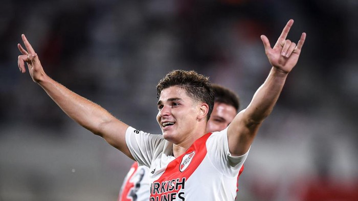 BUENOS AIRES, ARGENTINA - NOVEMBER 07:  Julian Alvarez of River Plate celebrates after scoring the fourth goal of his team during a match between River Plate and Patronato as part of Torneo Liga Profesional 2021 at Estadio Monumental Antonio Vespucio Liberti on November 7, 2021 in Buenos Aires, Argentina. (Photo by Marcelo Endelli/Getty Images)